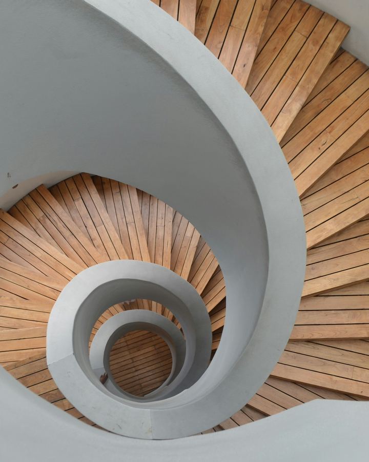 Spiralne stepenice sa drvenim gazištima, pogled odozgo